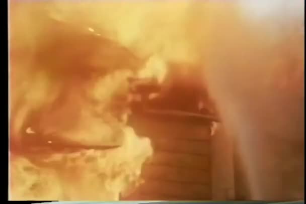 Feuerwehrmann Löscht Brennendes Haus Hintergrund — Stockvideo