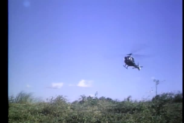 Niski Kąt Widzenia Helikopter Lądowania Dziedzinie — Wideo stockowe