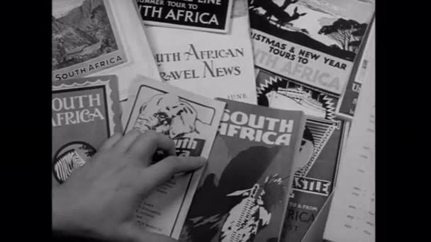 Gros Plan Sur Les Brochures Voyage Afrique Sud — Video