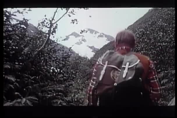 男人背着背包徒步旅行在山径上的后视图 — 图库视频影像