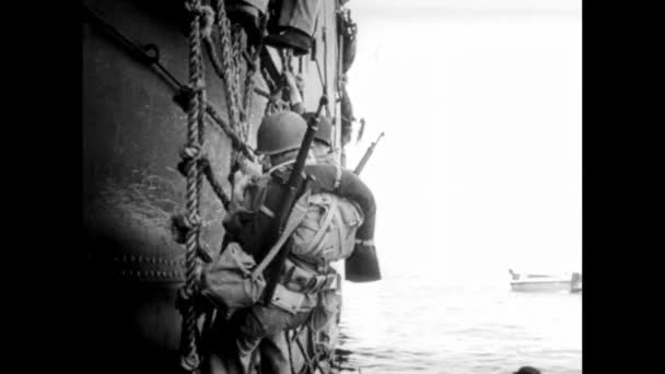 Soldats Descendant Échelle Corde Pour Rendre Aux Embarcations Débarquement — Video