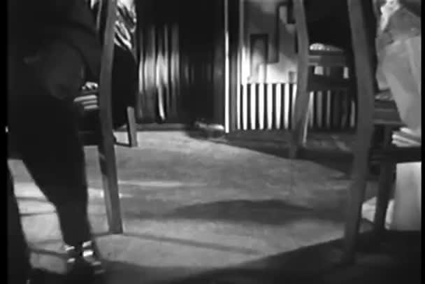 Person Übergoss Frauenbein Mit Alkohol Unter Dem Tisch — Stockvideo