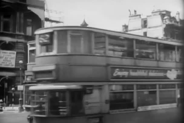 忙しい通り 1940 年代のダブルデッカーバスのレクリエーション — ストック動画