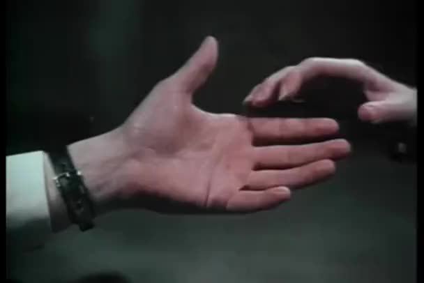 Κοντινό Πλάνο Ζευγαριού Που Κρατιέται Χέρι Χέρι — Αρχείο Βίντεο