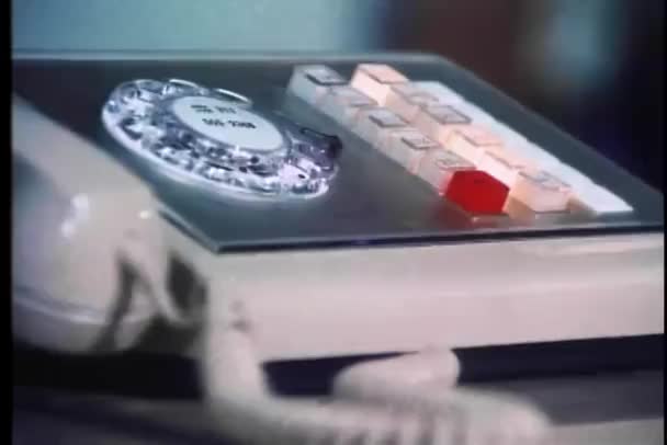 Detailní Záběr Pevného Telefonu Blikajícími Tlačítky — Stock video