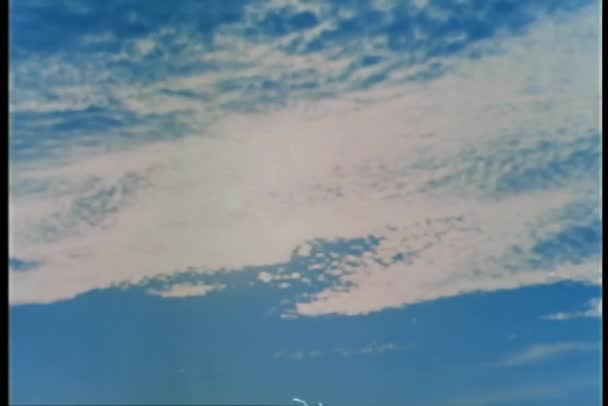 Μοντάζ Απέραντης Ερήμου Ενάντια Στον Γαλάζιο Ουρανό — Αρχείο Βίντεο