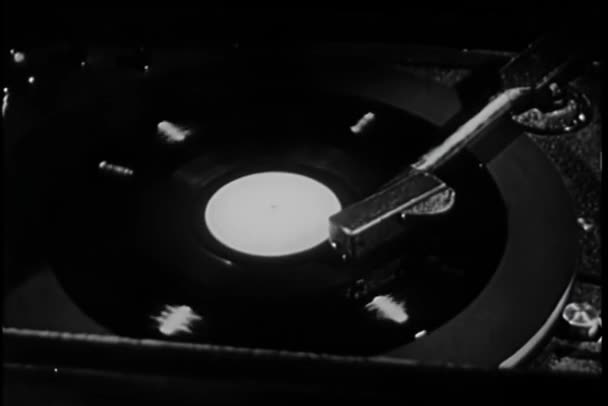 Primer Plano Del Hombre Tocando Álbum Tocadiscos Vintage — Vídeo de stock