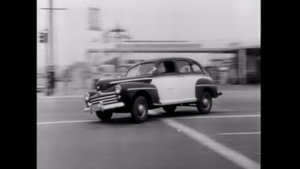Polizeifahrzeuge Rasen Durch Die Stadtstraße 1950Er Jahre — Stockvideo