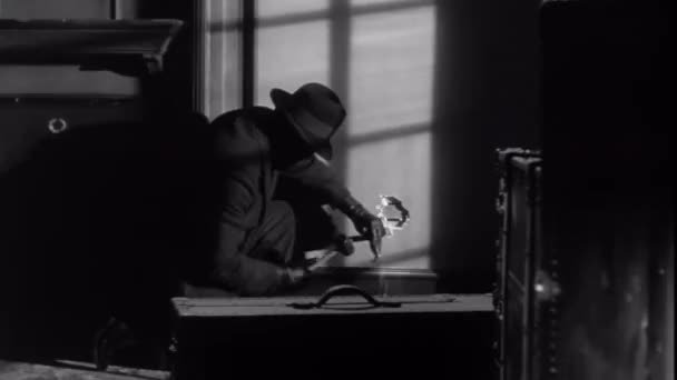 Грабитель Пробивает Дыру Стене Дома 1950 Годы — стоковое видео