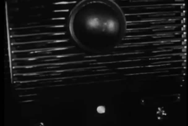 昔ながらのカーラジオのクローズ アップ — ストック動画