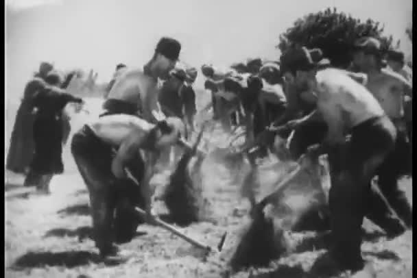 Frauen Helfen Männern Beim Umgraben Eines Bewässerungskanals — Stockvideo