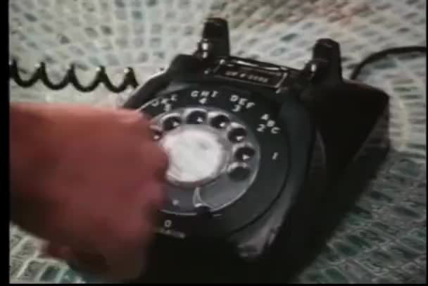 Close Uma Pessoa Discando Telefone Rotativo — Vídeo de Stock