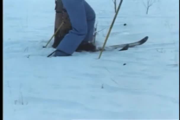 Vista Basso Angolo Persona Che Cammina Nella Neve Profonda Indossando — Video Stock
