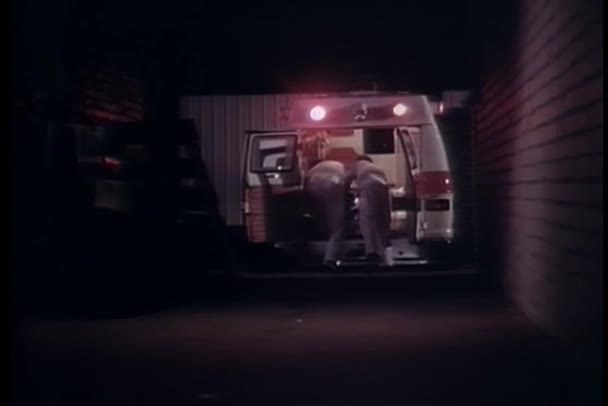 Medicinsk Skötare Stängning Bakdörrar Ambulans — Stockvideo