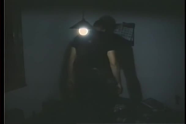 人在卧室里准备走出去的后视图 — 图库视频影像