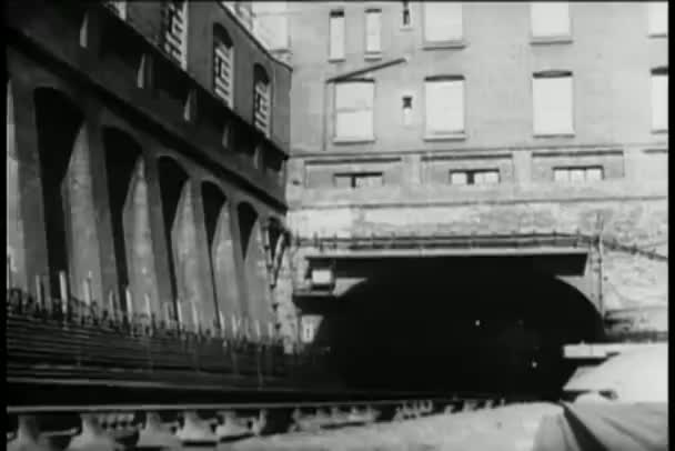 Поїзд Метро Виходить Тунелю — стокове відео
