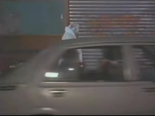 Suçlular Şehir Sokağından Arabasıyla Bir Kadını Kaçırıyor — Stok video