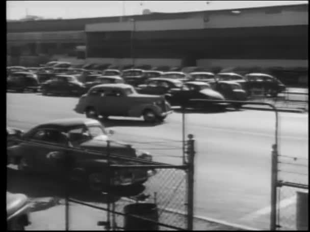 Coche Tirando Lote Estacionamiento Por Fábrica 1950 — Vídeo de stock