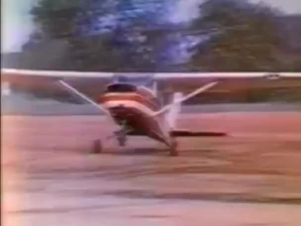 Petit Avion Explosant Sur Champ Terre Années 1970 — Video