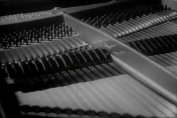 锤子在钢琴里面敲击弦 二十世纪五十年代 — 图库视频影像