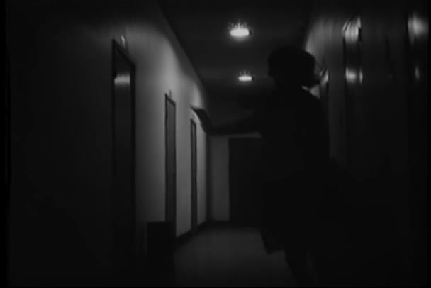 1960 年代の建物内の廊下を走っている女性の後姿 — ストック動画