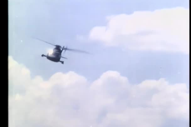 直升机向茅屋投放炸药 老式录像 — 图库视频影像