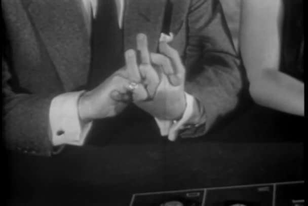 Nahaufnahme Der Hände Des Nervösen Mannes Als Roulettetisch Verliert — Stockvideo