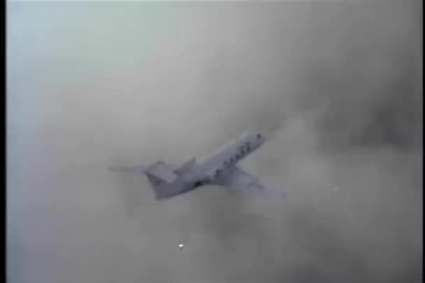 雲の切れ間から飛ぶ飛行機のオーバー ヘッド ビュー — ストック動画