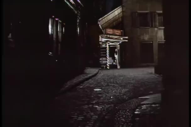 汽车穿过狭窄的街道塞 — 图库视频影像