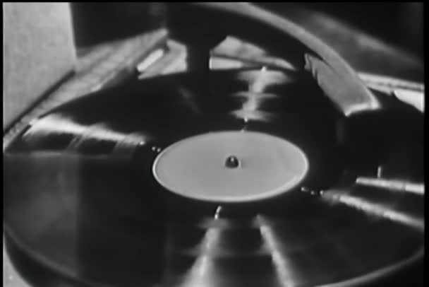 ターン テーブルの回転レコード アルバムのクローズ アップ — ストック動画