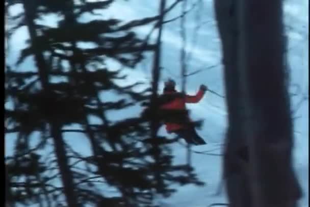 在斜坡上滑雪的滑雪巡逻后视图 — 图库视频影像