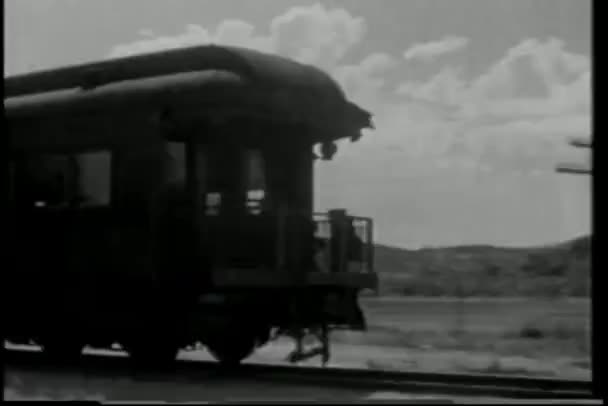 Trenin Peşinden Sırtında Geniş Çekim Kovboy — Stok video