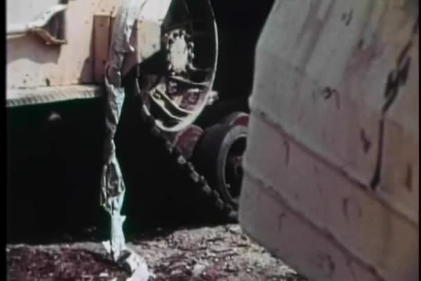 Een Lange Brandstofslang Gekoppeld Aan Duitse Militaire Tank — Stockvideo