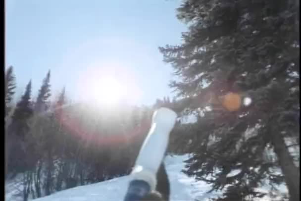 경사면 아래로 스키의 — 비디오