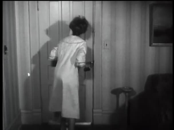 Mulher Assustada Fechando Porta Quarto 1960 — Vídeo de Stock