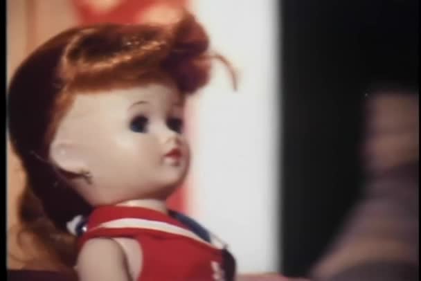 Γυναίκα Που Παίζει Κούκλες Στο Κουκλόσπιτο — Αρχείο Βίντεο