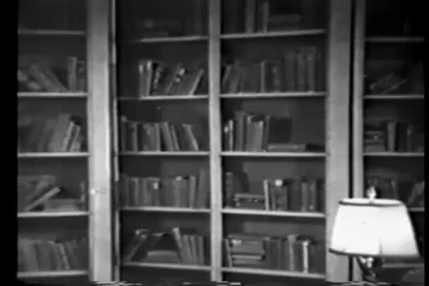 Wide Shot Van Geheime Bookshelf Openen Sluiten — Stockvideo
