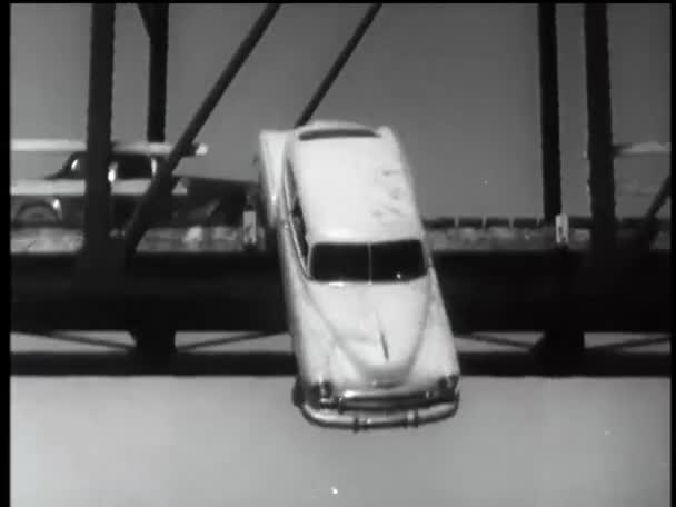 Αυτοκίνητο Που Πέφτει Από Γέφυρα Στο Ποτάμι 1960 — Αρχείο Βίντεο