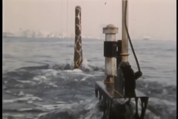 Close Dari Atas Kapal Selam Saat Bergerak Melalui Air — Stok Video
