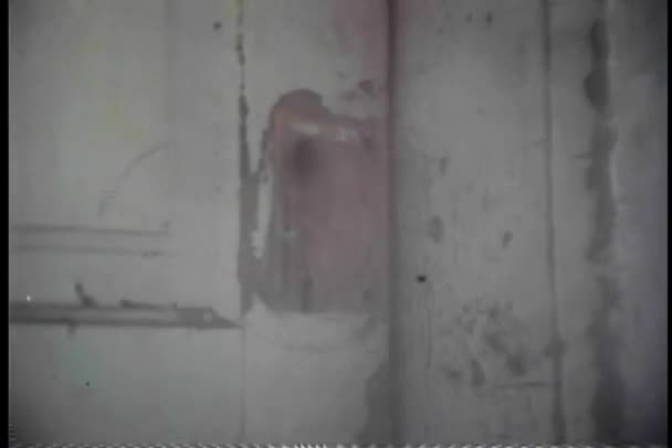 Mann Verkeilte Tür Von Brennendem Haus — Stockvideo