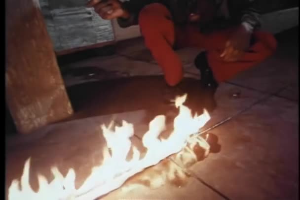 Поджигатель Поджигает Мусорные Баки — стоковое видео