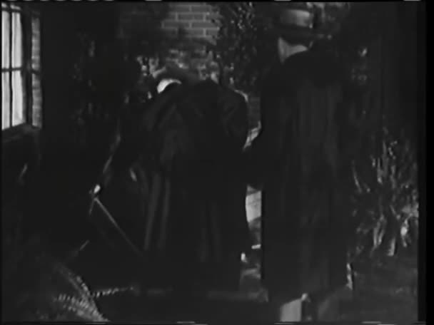 两名男子进入地下室通过风暴门 年代后视图 — 图库视频影像