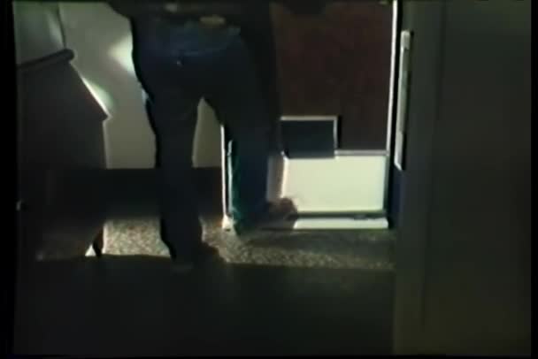 男子踢的自动售货机的后视图 — 图库视频影像
