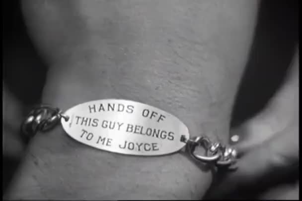 女人对男人的手腕把身份证手镯的特写镜头 — 图库视频影像