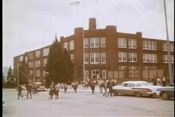 Μεγάλη Shot Από Μαθητές Του Γυμνασίου Που Εγκαταλείπουν Σχολείο — Αρχείο Βίντεο