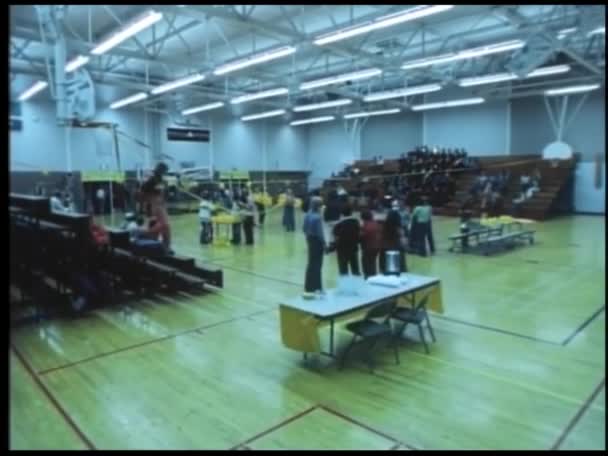 Uczniowie Dekorowanie Sali Gimnastycznej Imprezę — Wideo stockowe