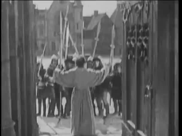 Clérigo Bloqueando Soldados Entrada Iglesia 1920 — Vídeos de Stock