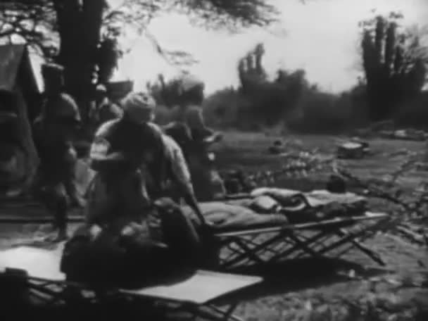 Hombres Africanos Instalando Tiendas Campaña Campo 1940 — Vídeo de stock