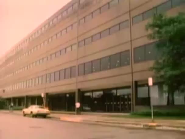 1980 警察署の前で駐車場パトロール車 — ストック動画
