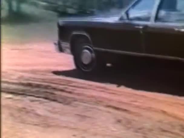 Cadillac Pohybuje Prašné Cestě Zemi Léta — Stock video